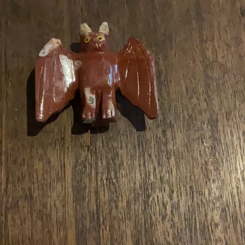 VINTAGE PERUVIAN  BAT MINIATURE . MADE IN PERU